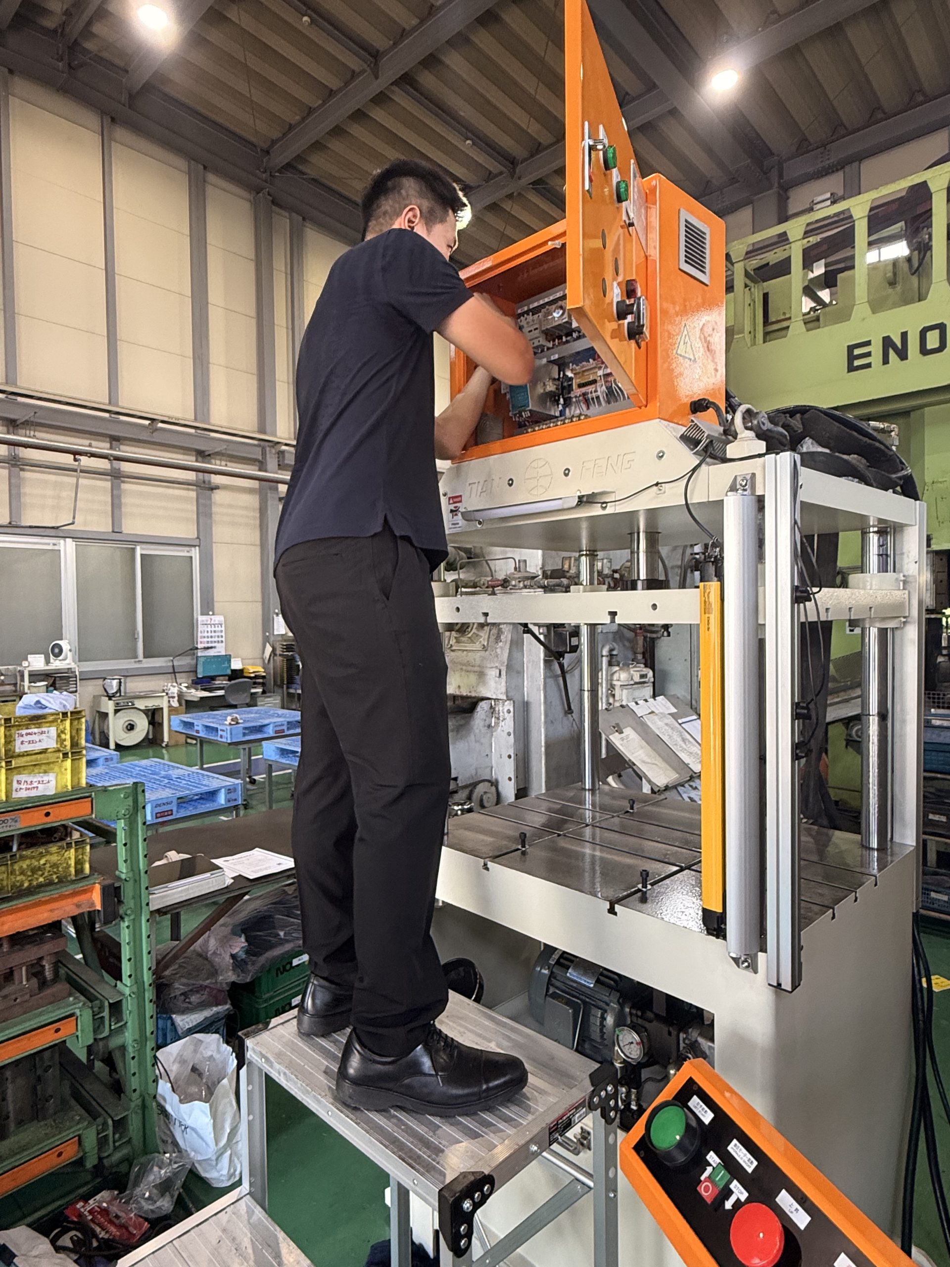 四柱式油圧プレス機 TPS-10T 