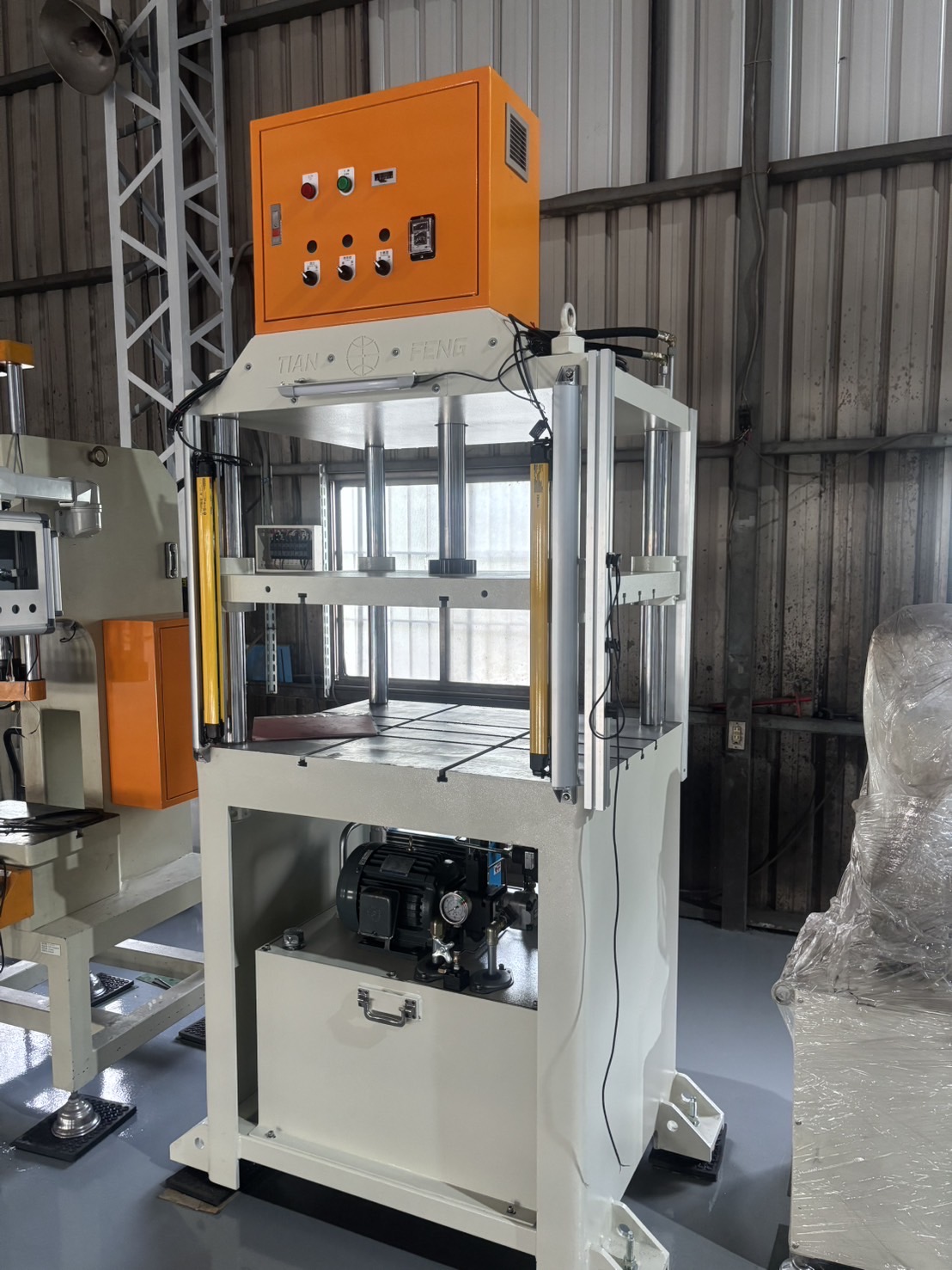 四柱式油圧プレス機 TPS-10T 