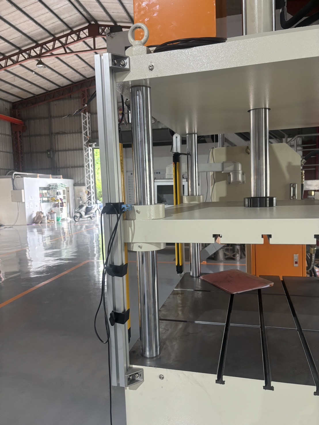 四柱式油圧プレス機 TPS-10T 