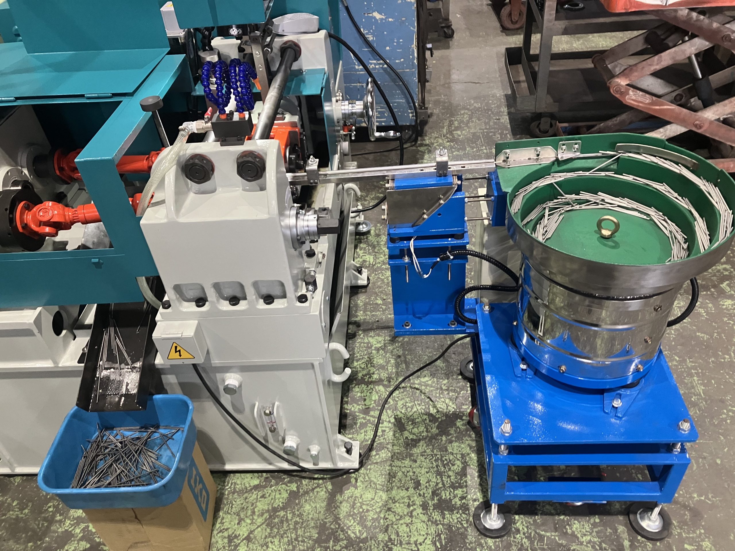 丸ダイス式ネジ転造盤 （パーツフィーダー自動供給仕様