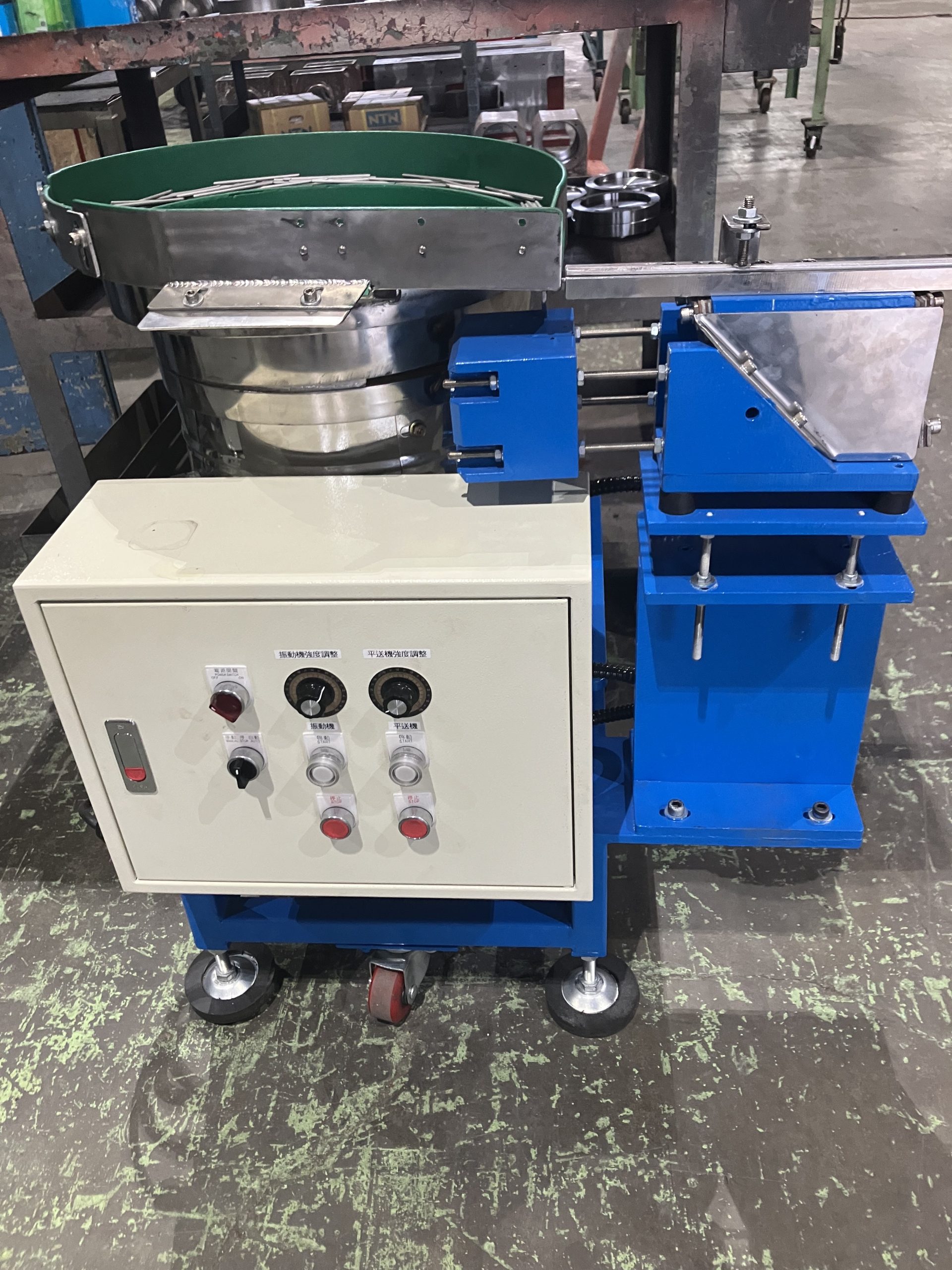 丸ダイス式ネジ転造盤 （パーツフィーダー自動供給仕様