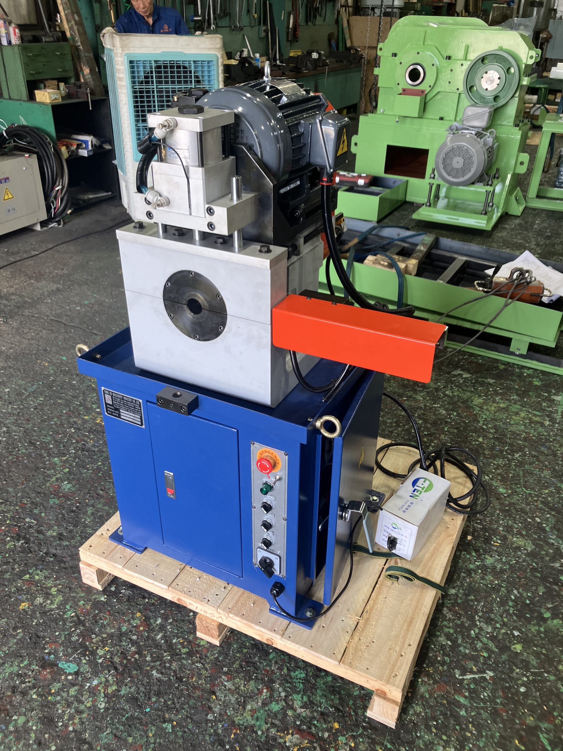 棒材手動面取り機 | 大阪府　鋼材メーカー様　導入事例