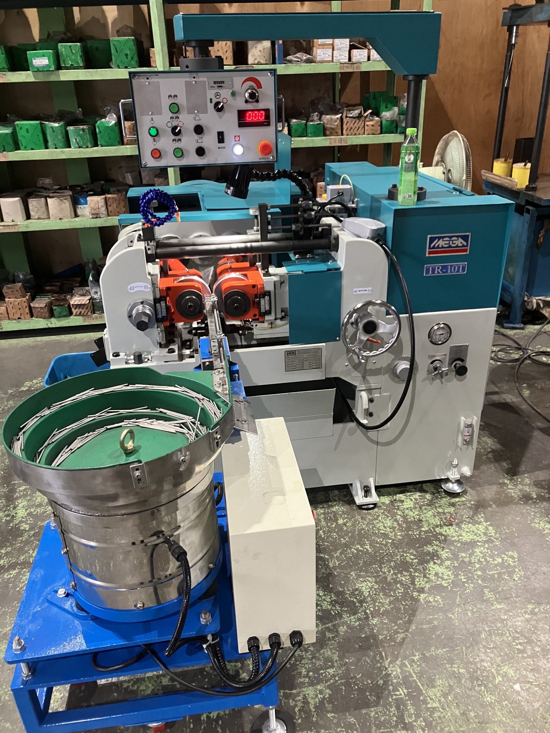 丸ダイス式ネジ転造盤 （パーツフィーダー自動供給仕様）／大阪府　ネジ製造会社様　導入事例