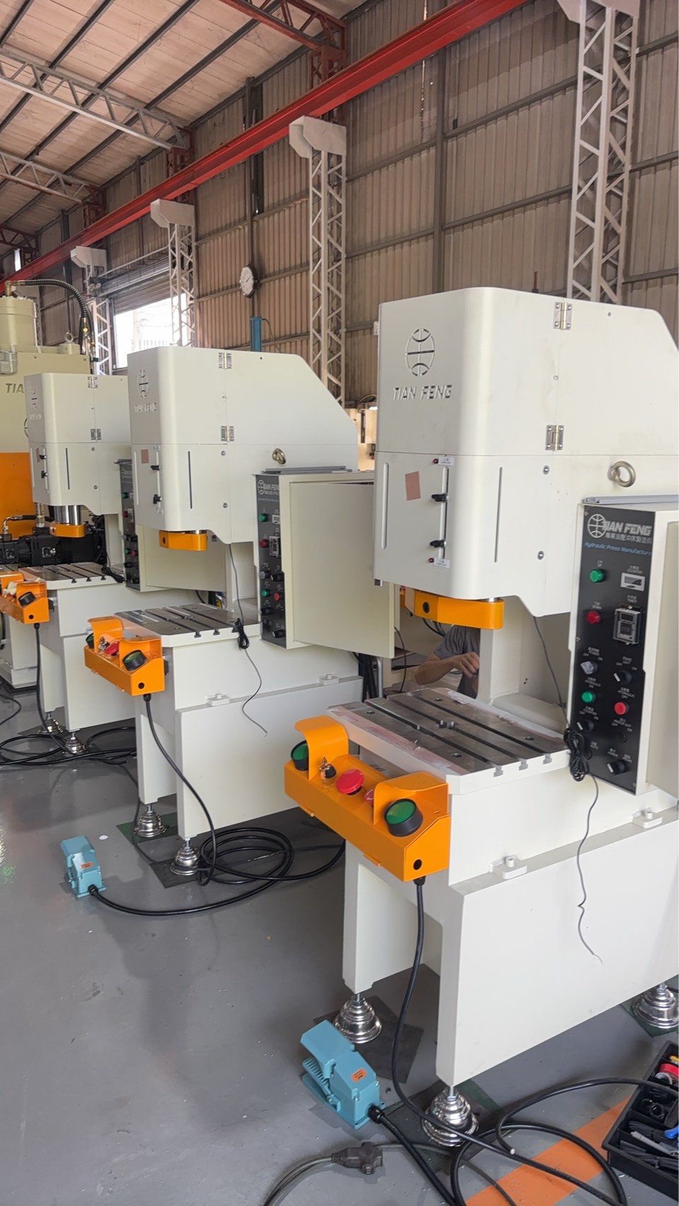 C型油圧プレス機 TPC-L15T 導入事例｜アルミサッシ切断｜愛知県 建築系メーカー様